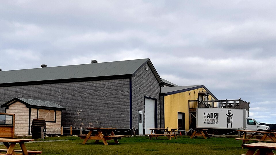 La microbrasserie À l'abri de la tempête est située à L'Étang-du-Nord, aux Îles-de-la-Madeleine.
