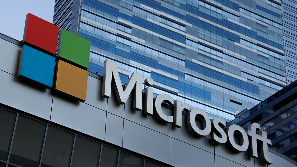 Un immeuble avec le logo de Microsoft.