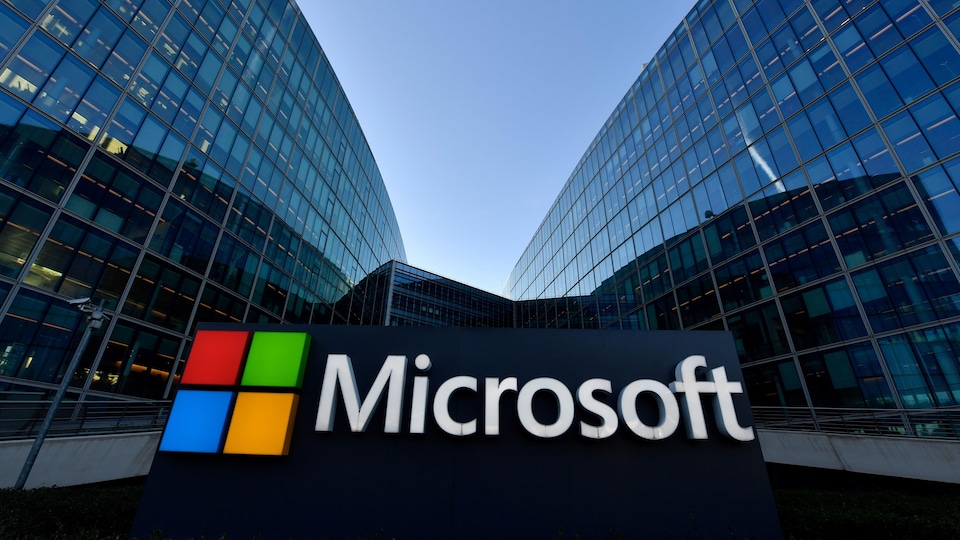 Le logo de Microsoft entre deux immeubles vitrés. 