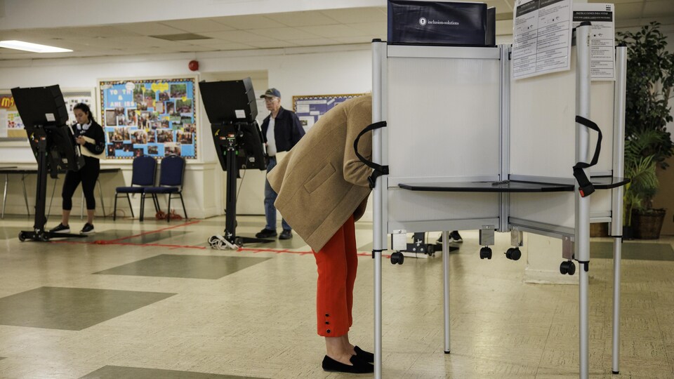 İki kadın ve bir erkek oy 