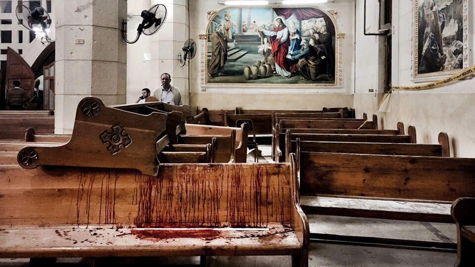 Des taches de sang sur des bancs de l'église St. George sont visibles à la suite d'un attentat-suicide à la bombe, en Égypte, le dimanche 9 avril 2017. Il s'agit d'une église copte.