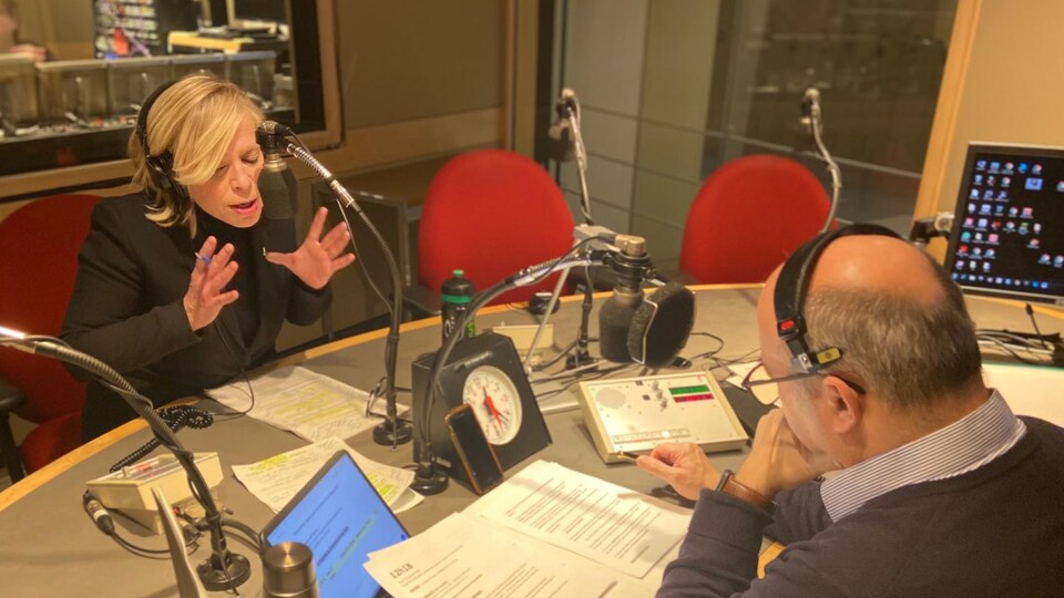 Caroline Proulx, ministre du Tourisme, en studio à l'émission de radio <i>Midi info</i> avec Michel C. Auger.