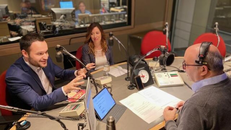 Fannie Dagenais et Mathieu Lacombe, en studio à l'émission de radio <i>Midi info</i> avec Michel C. Auger.