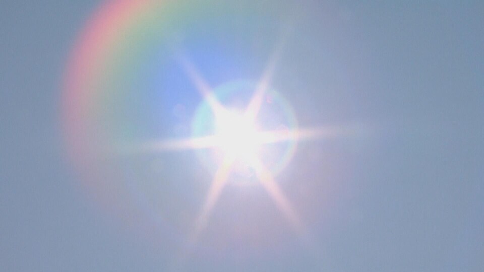 Rayons de soleil très lumineux dans un ciel bleu