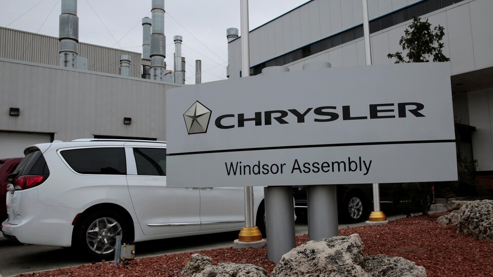 Le logo de Chrysler sur une pancarte à l'entrée d'une usine d'assemblage à Windsor