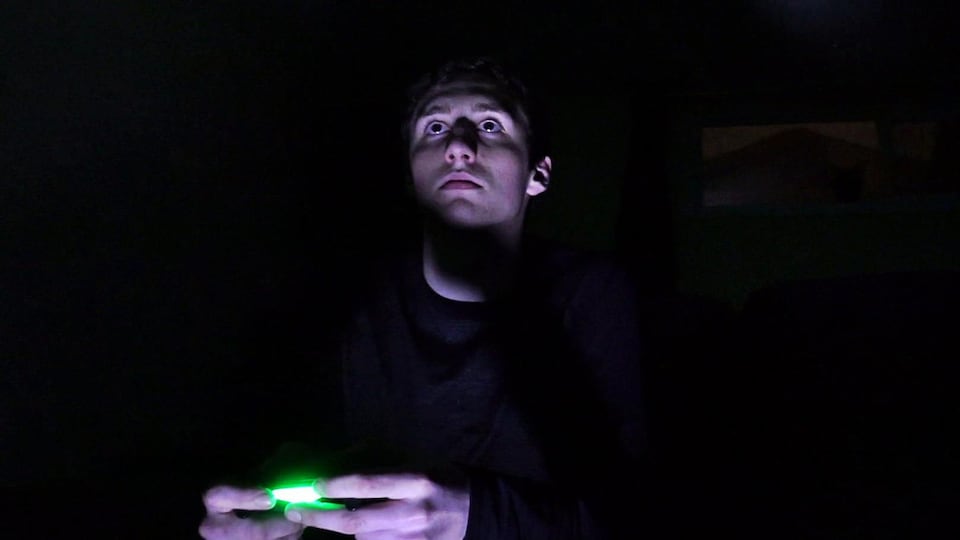 Un jeune adolescent jouant à un jeu vidéo.