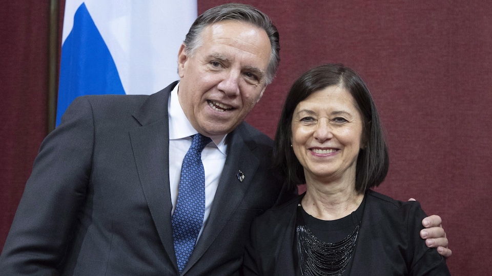 Le premier ministre François Legault et la ministre McCann posent pour la caméra dans le Salon rouge de l'Assemblée nationale