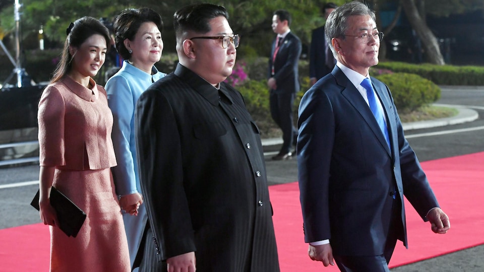 Le leader nord-coréen Kim Jong-un (à gauche) et le président sud-coréen Moon Jae-in (à droite) accompagnés de leurs conjointes