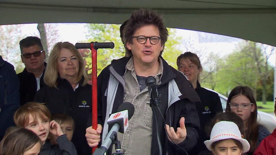 Dominic Champagne a participé à une plantation d'arbres, vendredi le 24 mai 2019, à Sainte-Julie, en Montérégie.