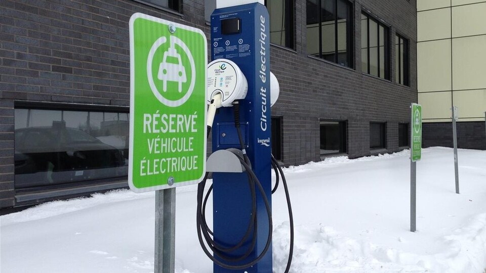 Une borne de recharge pour les voitures électriques.
