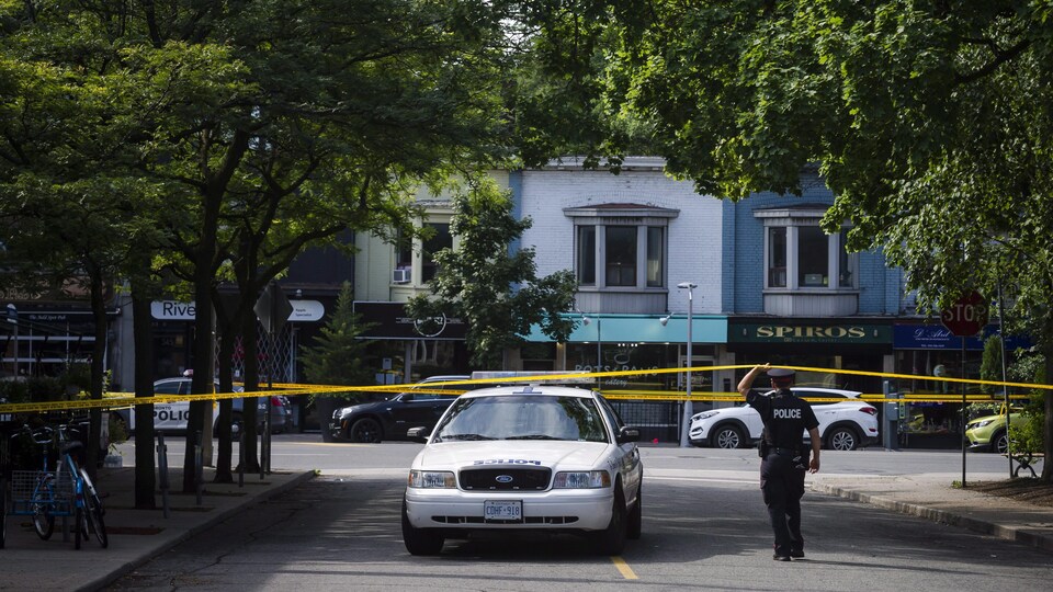 Le périmètre de sécurité près de l’intersection des avenues Danforth et Logan dans le quartier Greektown à Toronto.