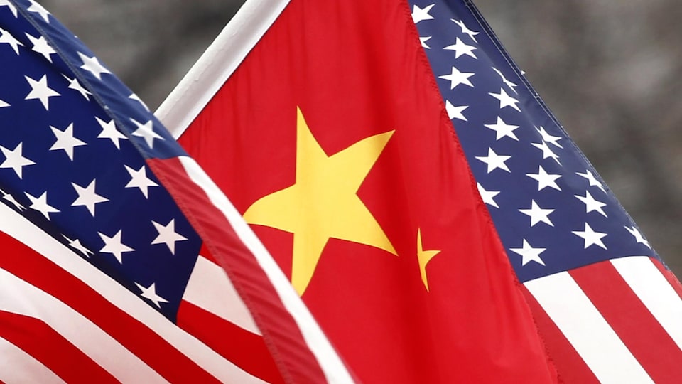 Les drapeaux américain et chinois côte à côte 