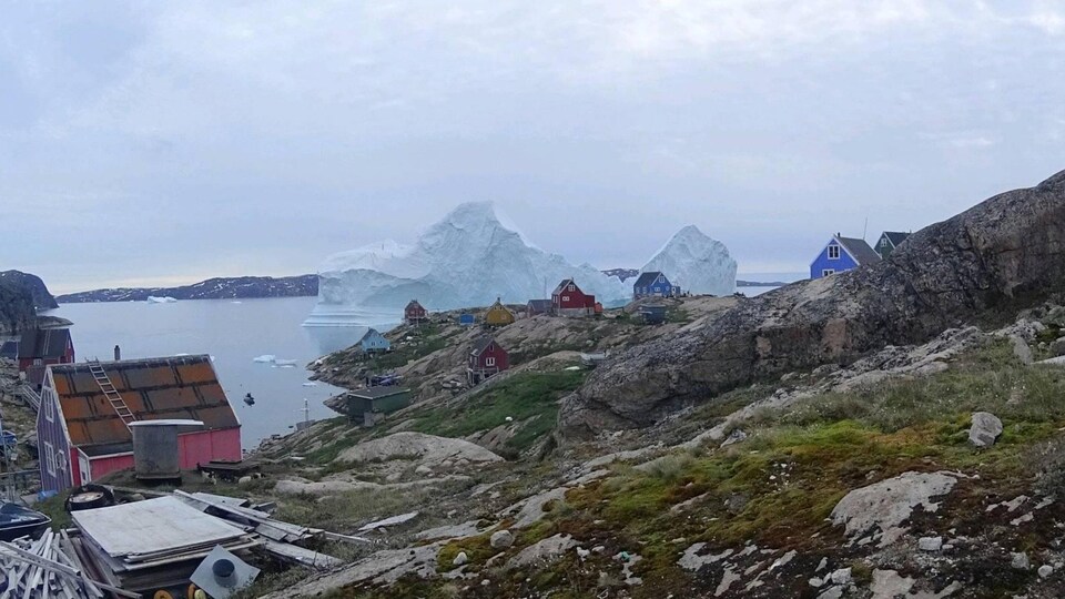 Un iceberg très près des côtes du village d'Innaarsuit sur la côte nord-ouest du Groenland.