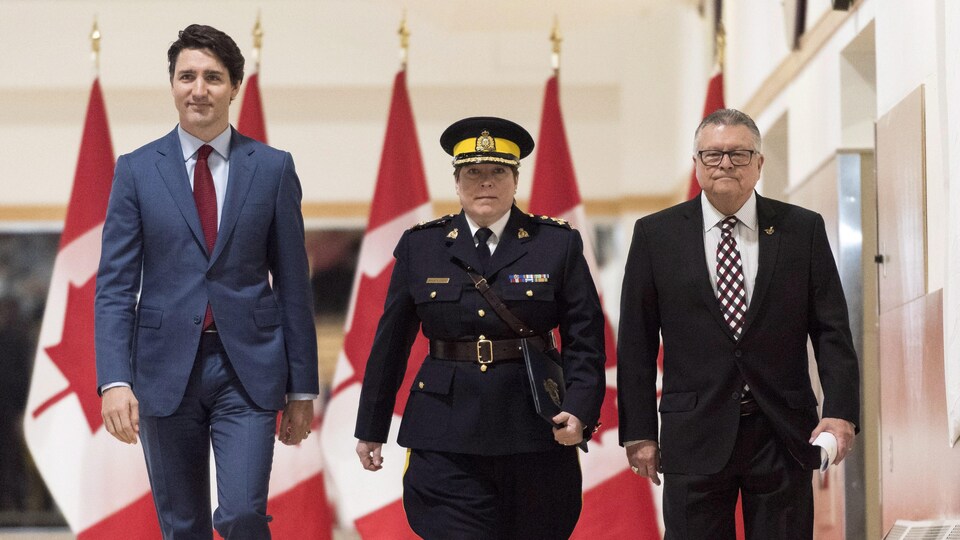 Justin Trudeau (à gauche), Brenda Lucki (au centre) et Ralph Goodale (à droite).