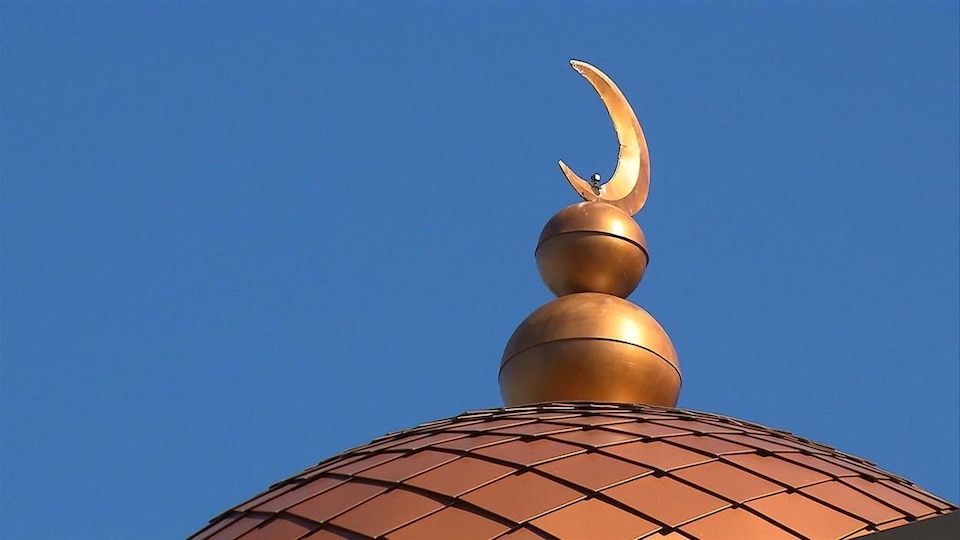 Le croissant, symbole de l'Islam, surmontant une coupole d'une mosquée