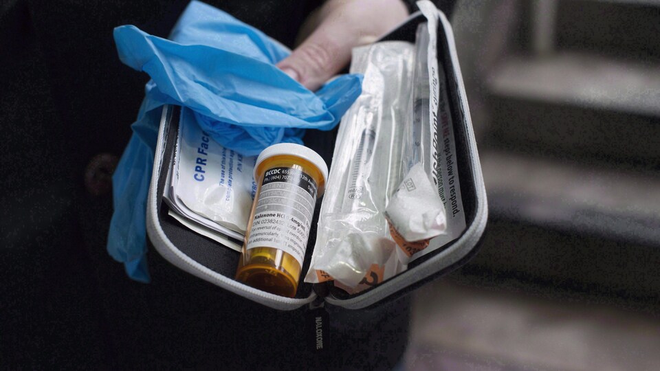 Une trousse à base de naloxone en cas de surdose au fentanyl.