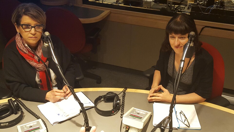 Lida Aghasi (à gauche) et Mireille Paquet (à droite) au micro de Michel C. Auger