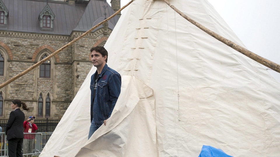 Le premier ministre du Canada, Justin Trudeau, a rencontré vendredi, (30 juin 2017) les manifestants autochtones dans leur tipi, à la veille des célébrations autour de la Fête du Canada.