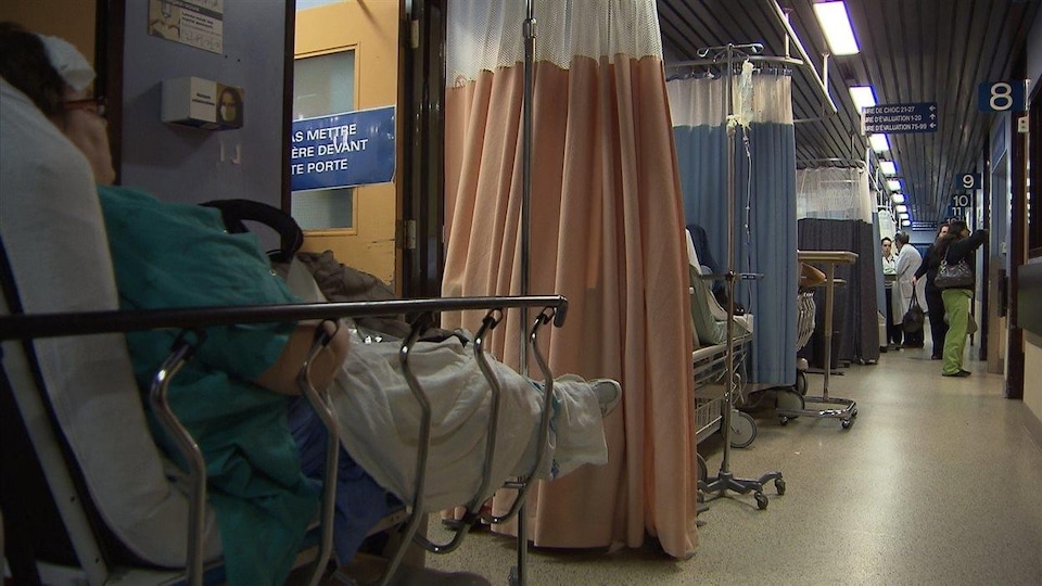 Une patiente attend sur une civiève dans une salle d'urgence d'un hôpital
