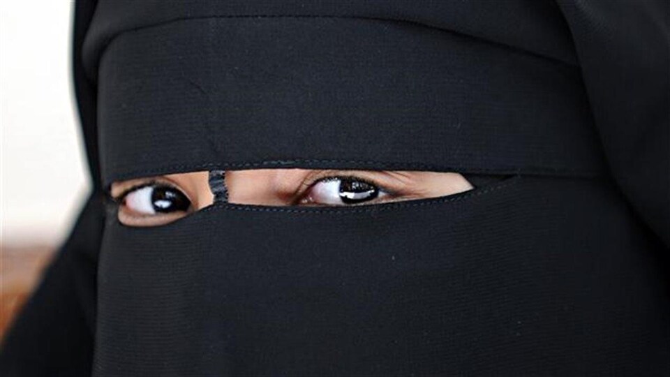 Une femme portant le niqab