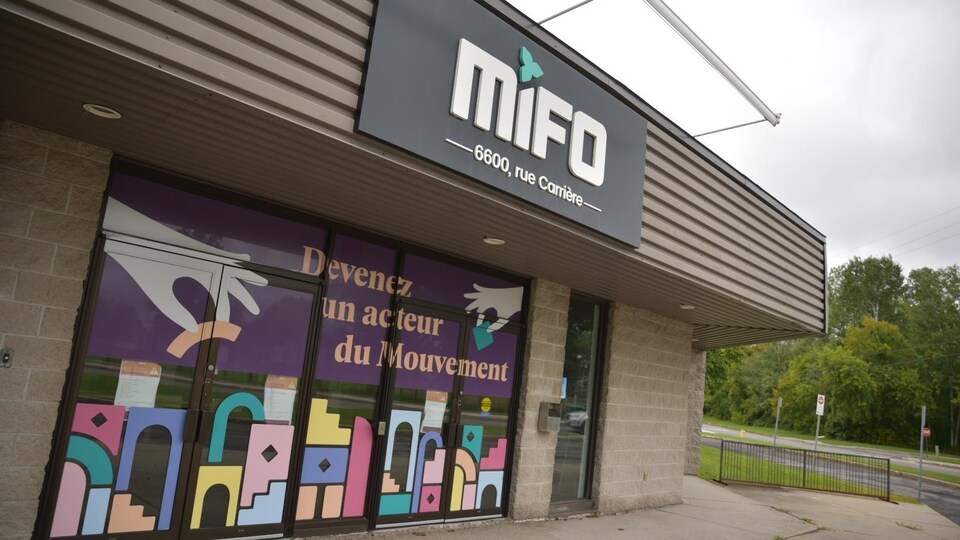 L'entrée de l'immeuble situé sur la rue Carrière.