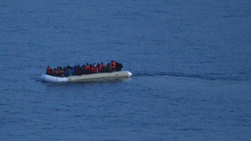 Un bateau pneumatique de migrants rescapés