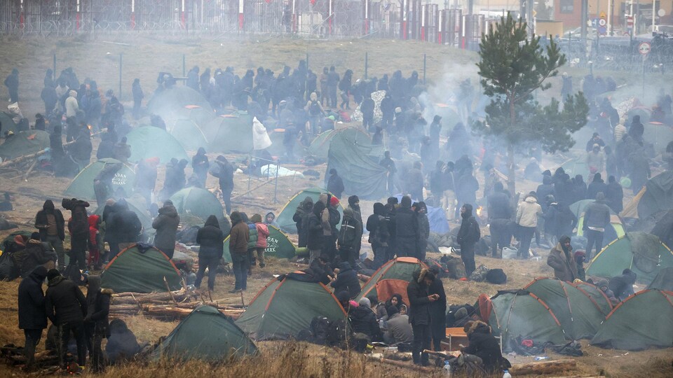 Un camp de migrants installé près de la frontière.
