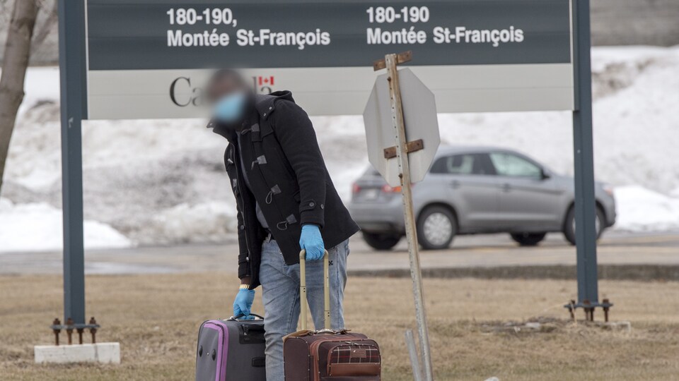 Un demandeur d’asile quittant, en mars dernier, le centre de détention de l’Agence des services frontaliers du Canada situé à Laval.