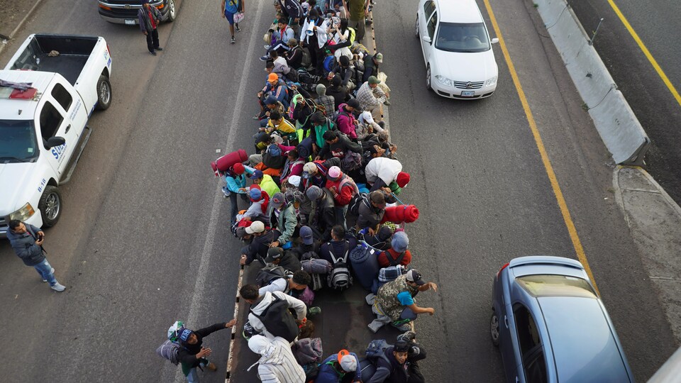 Des migrants de la caravane en direction des États-Unis à bord de camions, à Irapuato au Mexique