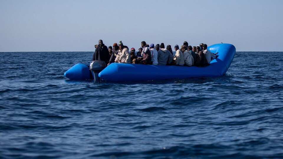 Au moins 45 migrants meurent dans un naufrage au large de la Libye ...
