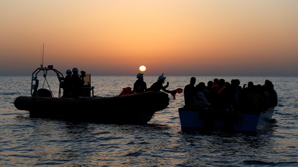 Opération de sauvetage au lever du soleil dans les eaux internationales au large de la côte libyenne, en Méditerranée.