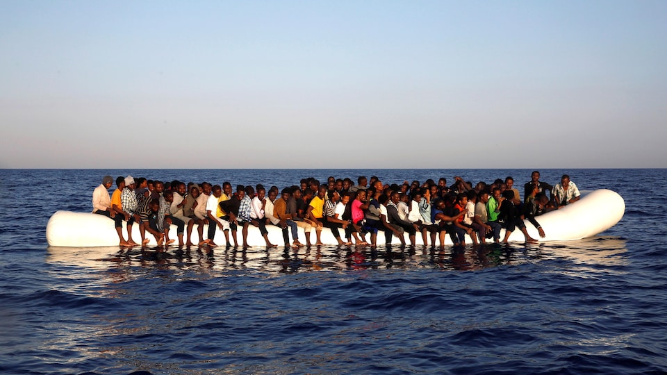 Une embarcation surchargée de migrants non loin des côtes libyennes  en Méditerranée