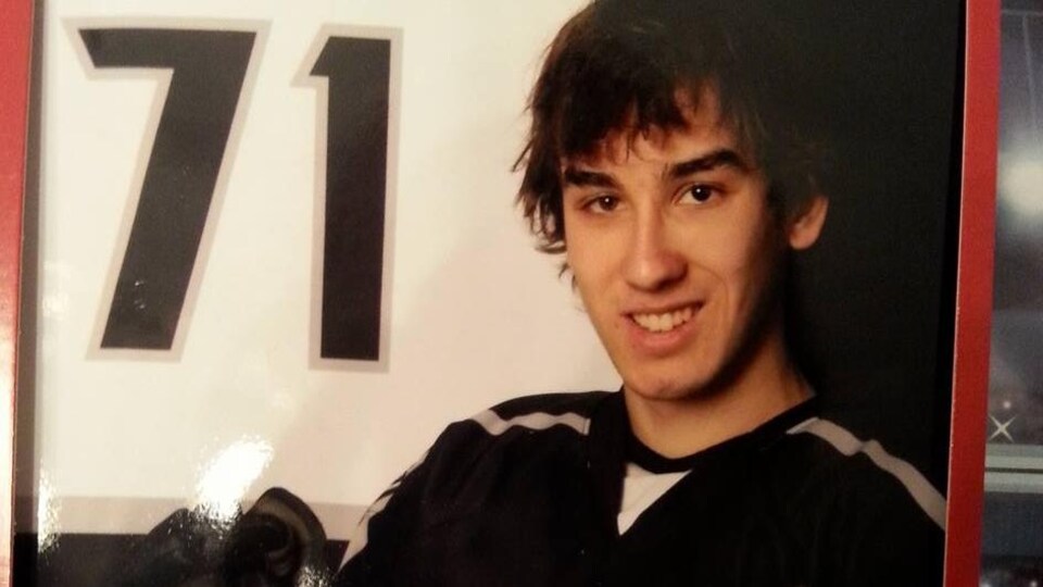 Miguël Fréchette en habit de hockey.