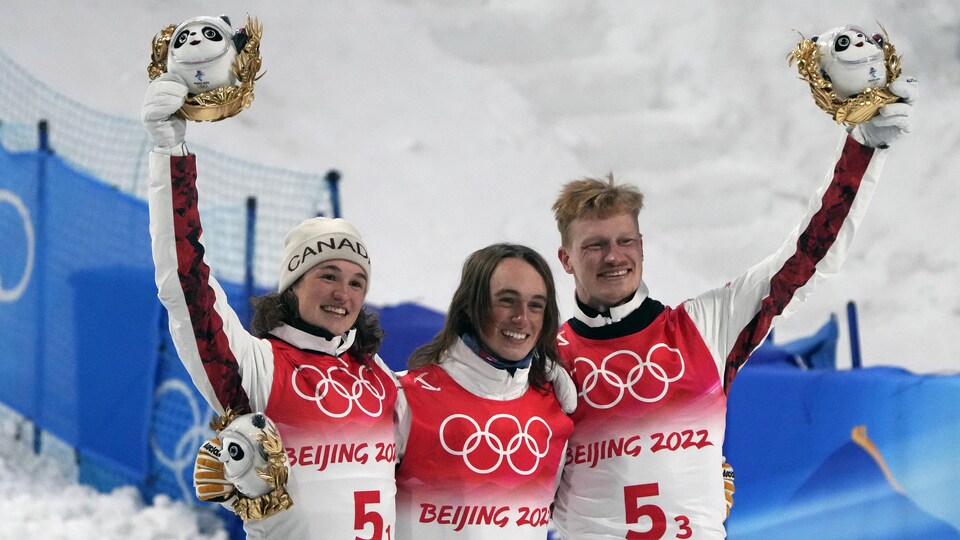 Marion Thenault, Miha Fontaine et Lewis Irving sur la troisième marche du podium aux Jeux olympiques de Beijing 2022