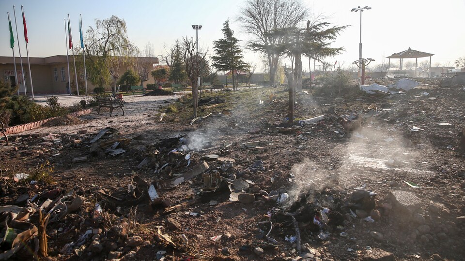 Des débris du vol 752 éparpillés au sol, en Iran.
