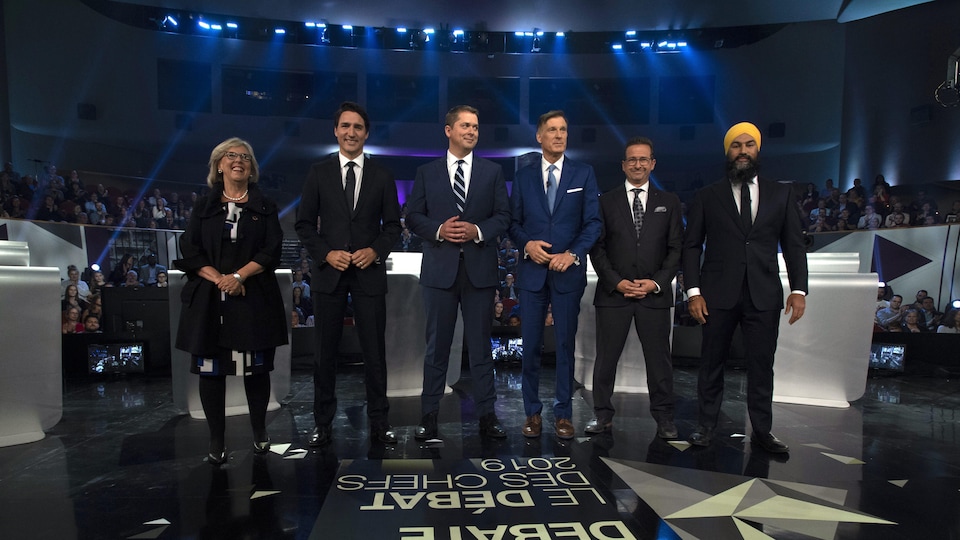 Elizabeth May, Justin Trudeau, Andrew Scheer, Maxime Bernier, Yves-François Blanchet et Jagmeet Singh sur le plateau du débat.
