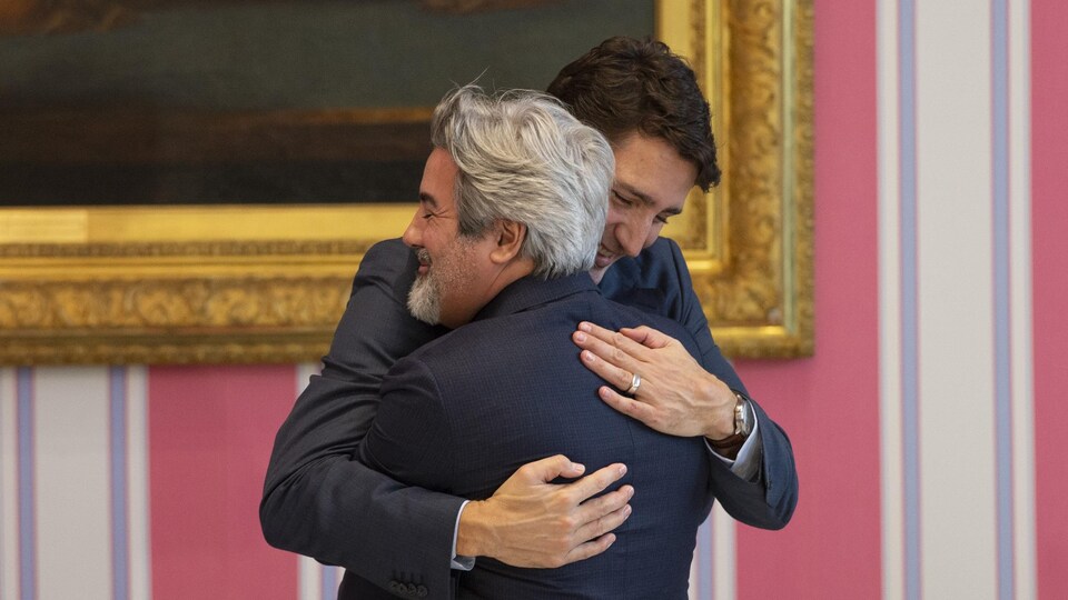 Justin Trudeau et Pablo Rodriguez se font un calin lors de l'assermentation.