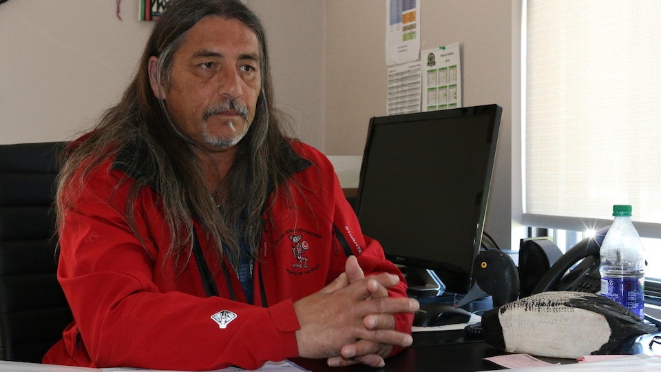 Le grand chef de Kanesatake, Serge Otsi Simon, est assis à son bureau.