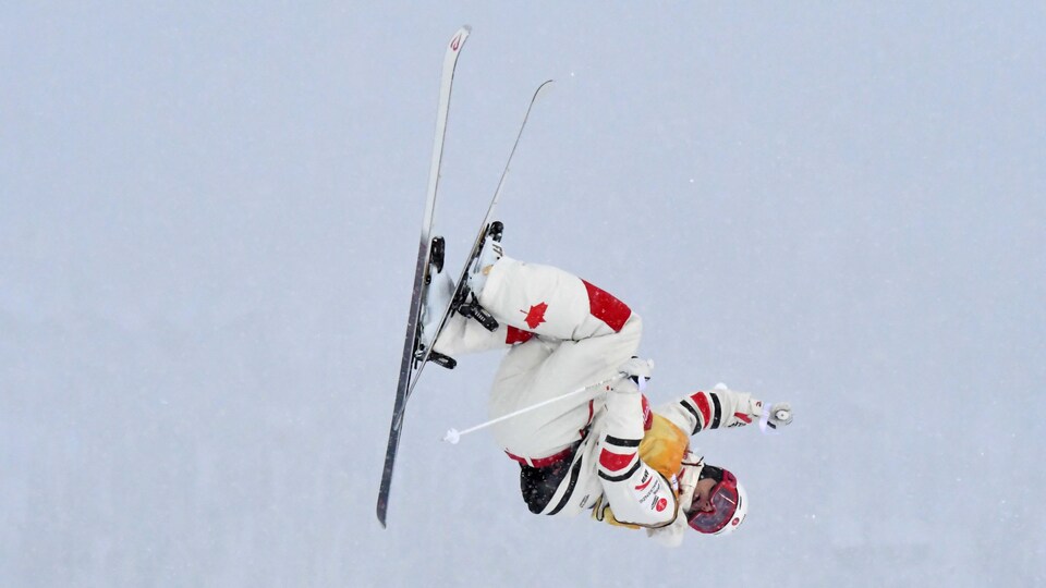 Un homme fait une manœuvre en l'air.