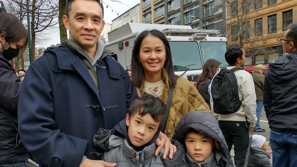 Une famille d'origine taïwanaise au défilé du Nouvel An lunaire à Vancouver