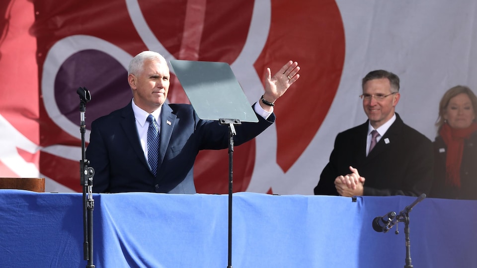Le vice-président américain Mike Pence salue la foule lors d'un rassemblement anti-avortement à Washington en 2017.