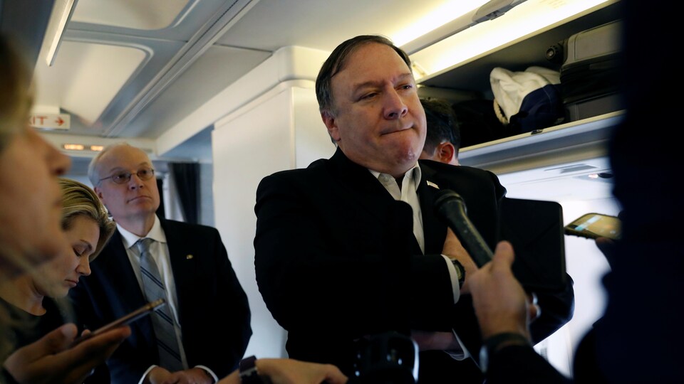 Le secrétaire d'État américain Mike Pompeo répond aux questions des journalistes à bord d'un avion.