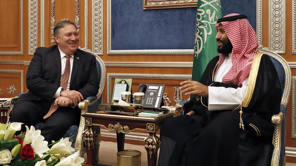 Le secrétaire d'État américain Mike Pompeo discute avec le prince héritier d'Arabie saoudite Mohammed ben Salmane.