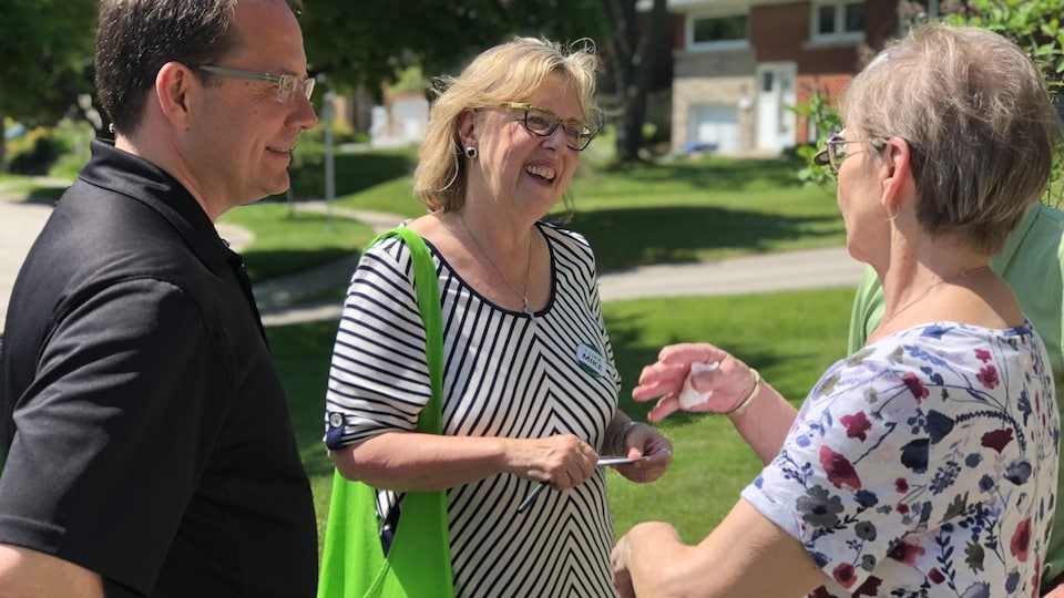 Le chef du Parti vert de l'Ontario, Mike Schreiner, en compagnie de la cheffe fédérale des Verts, Elizabeth May, en campagne à Guelph.