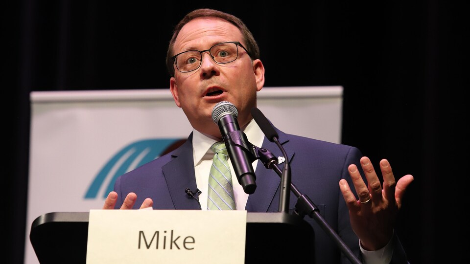 Le chef du Parti vert, Mike Schreiner, répond à une question lors du débat des chefs à North Bay.