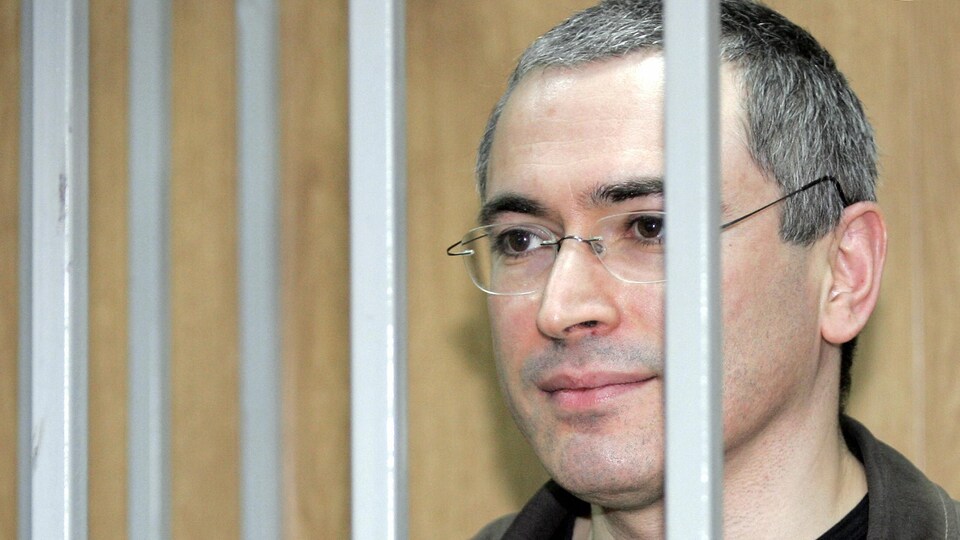 Mikhaïl Khodorkovski dans le box des accusés lors de son procès à Moscou, en 2005.
