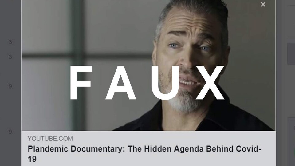 Une capture d’écran du documentaire Plandemic, où l'on voit Mikki Willis, avec le mot FAUX sur l’image
