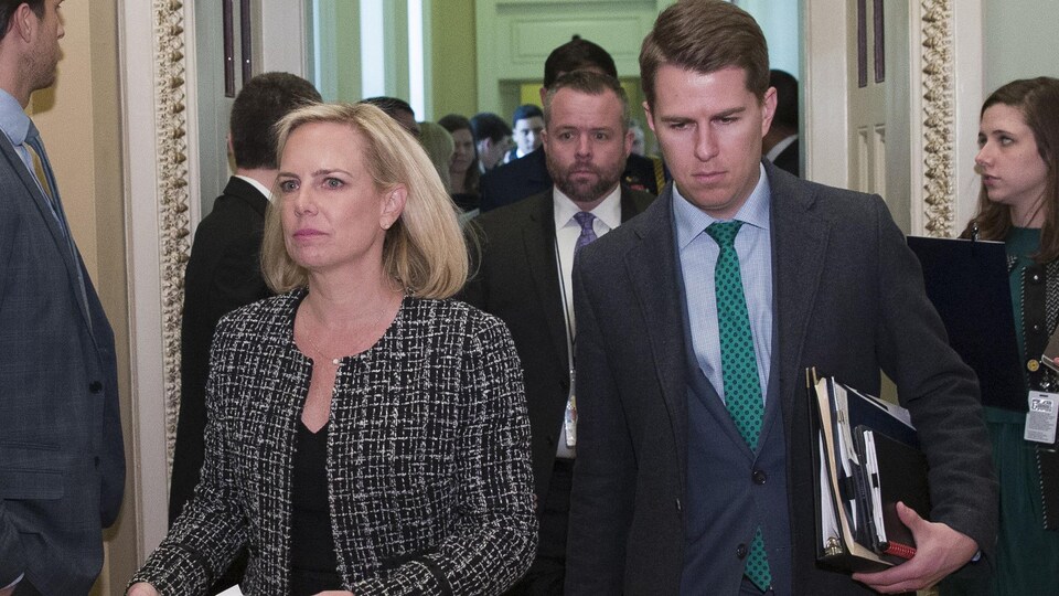Il est à la gauche de Kirstjen Nielsen, secrétaire à la Sécurité intérieure.