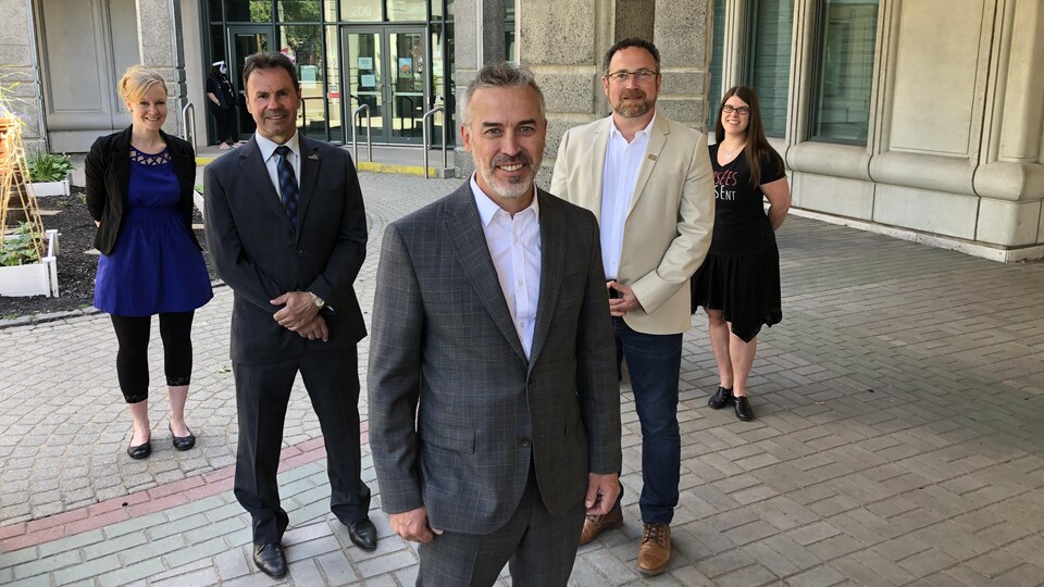 Sandie Letendre, Michel Angers, Éric Lord, Jean Lamarche et Émilie Papillon devant le Musée Pop de Trois-Rivières.