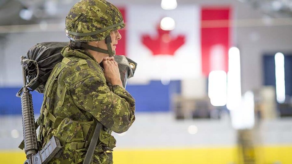 Un soldat canadien effectue un test d'aptitude au combat.
